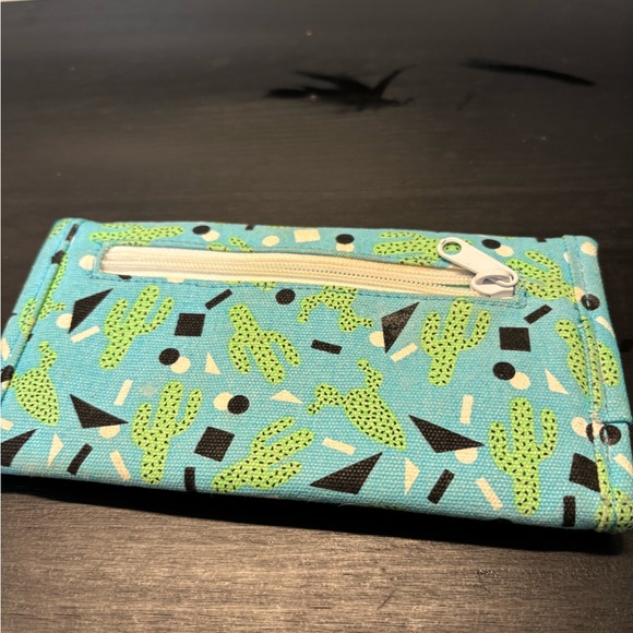 Ladies trifold KAVU wallet - Picture 1 of 4